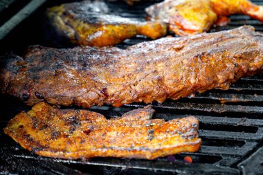 Fırında pişmiş ve parçalanmış et, ızgarada ateşte pişirilir..