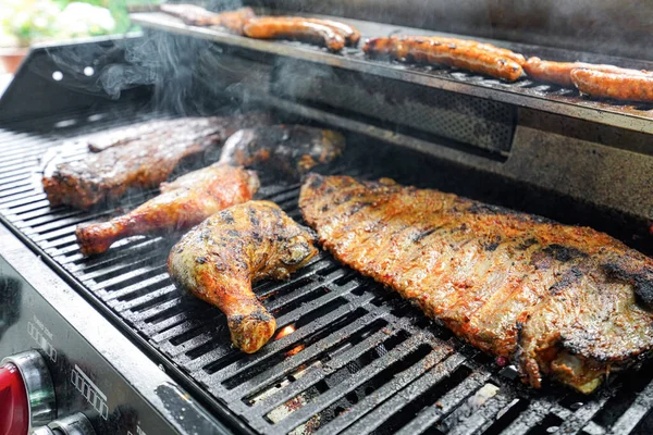 Carne Asada Frita Cortada Trozos Cocina Sobre Fuego Una Parrilla —  Fotos de Stock