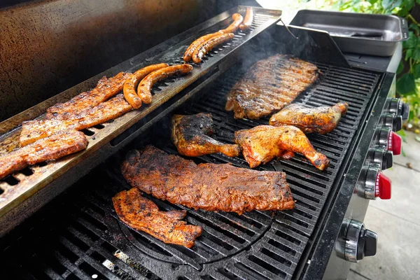 Carne Asada Frita Cortada Trozos Cocina Sobre Fuego Una Parrilla —  Fotos de Stock