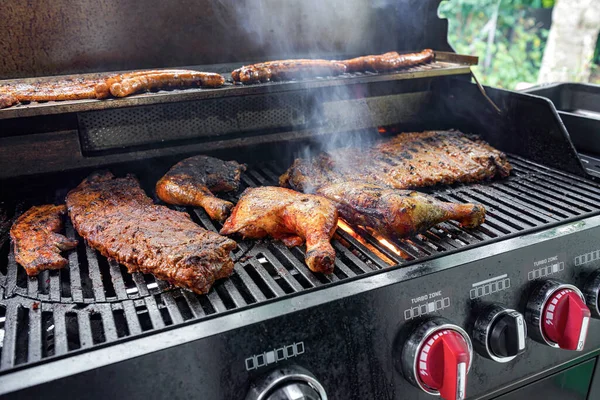 豚肉と鶏肉のフライパンはガスグリルで焼く — ストック写真