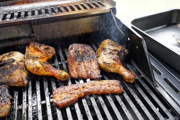 烤肉和油炸肉切成块 在炉火上烤着吃 — 图库照片
