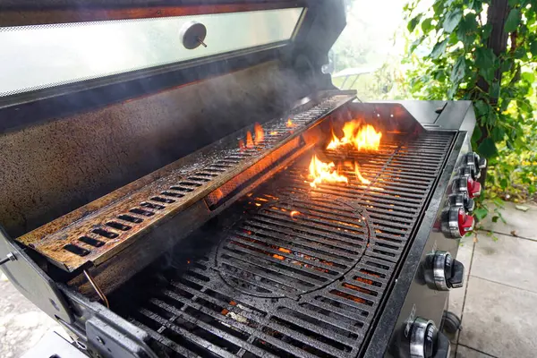 Fuego Calienta Rejilla Una Parrilla Gas Para Asar Carne —  Fotos de Stock