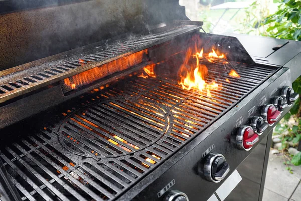 Fuego Calienta Rejilla Una Parrilla Gas Para Asar Carne —  Fotos de Stock