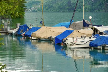 Yatlar ve tekneler kötü hava koşullarından korunuyor..