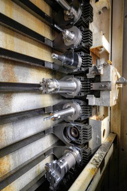 CNC değirmen makinesinin alet atölyesinden kesme aracı.