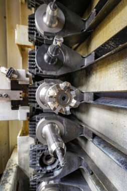 Gerekli aletler (değirmenler, kesiciler, matkaplar, musluklar