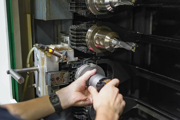 Seorang Pekerja Mengubah Pemotong Kecepatan Tinggi Pada Mesin Penggilingan Cnc Stok Foto Bebas Royalti