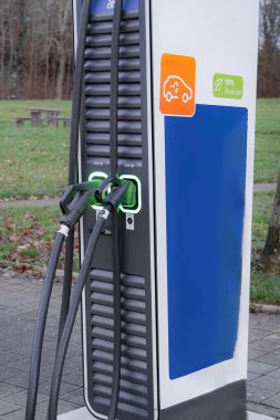 Pilli arabalara elektrik ikmali yapmak için otomatik makine..