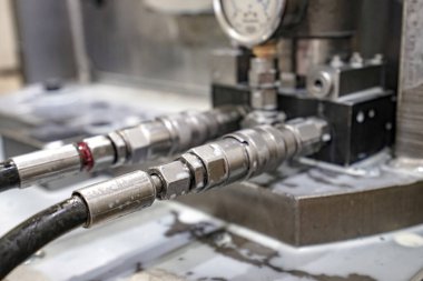 Petrol akışı için basınç sensörlü hidrolik hortumlar.