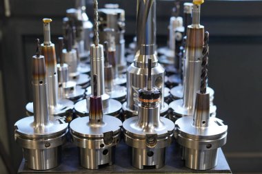 CNC değirmen makinesinde çalışmak için raftaki araçlar.