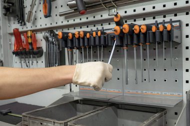 Bir çilingir atölyesindeki askıda duran bir tornavida seti..