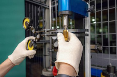Usta işçi CNC kesme aracını kontrol ediyor..