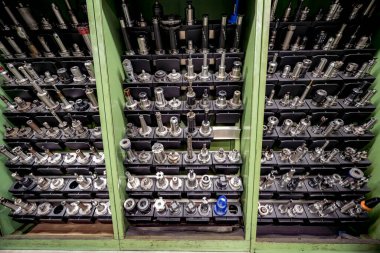 Mills ve CNC makinesinde çalışmak için kesme aletleri ayarlandı. araç raflarında.