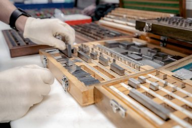 İşçi, üretilen parçanın gerekli kontrol boyutunu elde etmek için ölçü bloklarını seçer ve CNC metal kesme makinesinin ölçüm aracını ayarlar.