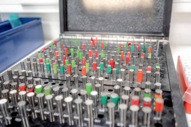 Geometrik boyutları kontrol etmek için silindirik ölçüm iğneleri.