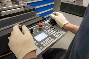 Bir işçi, üretilen ürünlerin yüksek kalitesini ve doğruluğunu sağlamak için 3D optik ölçüm makinesi kullanır..