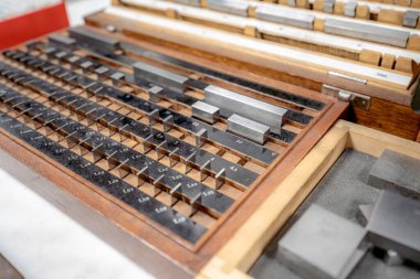 Ölçüm araçlarının doğruluğunu kontrol etmek, makineleri kurmak, işleri işaretlemek ve diğer işlemleri gerçekleştirmek için ölçü engelleri.