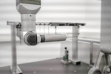 Ölçülen parçaların boyutlarını ve doğruluğunu kontrol etmek için 3B optik ölçüm makinesi.