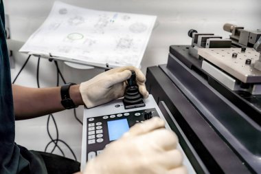 Bir işçi, üretilen ürünlerin yüksek kalitesini ve doğruluğunu sağlamak için 3D optik ölçüm makinesi kullanır..