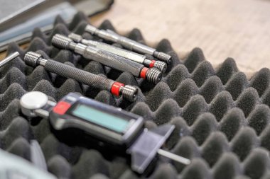 Tartışmaları ve delikleri kontrol etmek için araç göstergeleri.