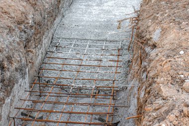 Armatürü beton çözeltinin temeli, kablolu. Binalar ve yapıların endüstriyel inşaatı için beton temeli.