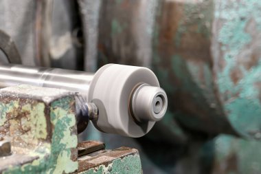 Elmas kalemle yıpratıcı bir tekerleği giydirip döndürmek..