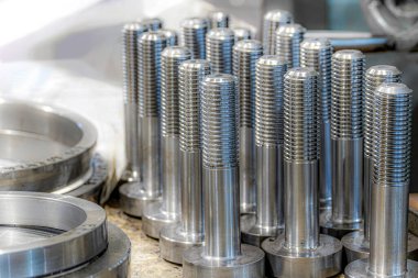 Depodaki bir rafta torna tezgahında yapılmış tehditkar civatalar..