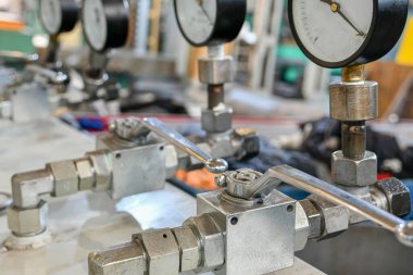 Hidrolik tedarik sisteminde basınç göstergeleriyle basınç değiştirme vanası.