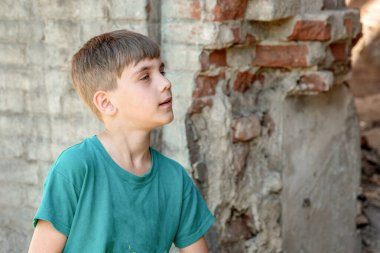 Askeri ve askeri çatışmalar bölgesinde terkedilmiş ve imha edilmiş bir binada çocuklar. Evsiz çocukların sosyal sorunları kavramı. Aşamalı fotoğraf.