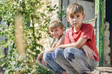 Yanmış bir evde çocuklar, çatışmalar ve doğal afetler sonucu evlerini kaybettiler..