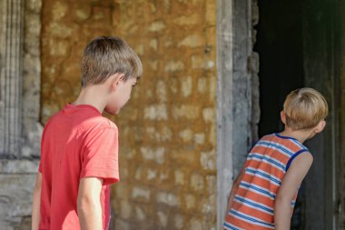 Yanmış bir evde çocuklar, çatışmalar ve doğal afetler sonucu evlerini kaybettiler..