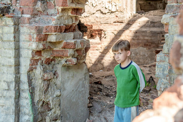 Дети в заброшенном и разрушенном здании в зоне военных и военных конфликтов. Концепция социальных проблем бездомных детей. Постановка фото
.
