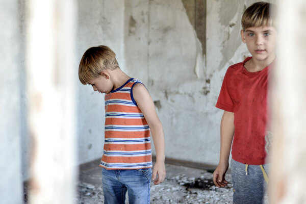 Дети в сгоревшем доме потеряли свои дома в результате военных действий и стихийных бедствий
.