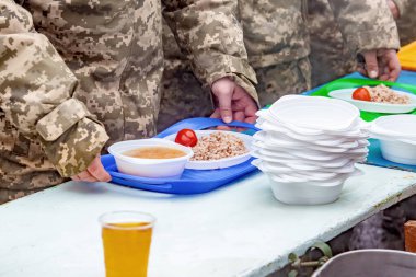 Asker mutfağı, ordu öğle yemeği, savaşçılar için yemek..