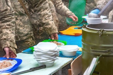 Asker mutfağı, ordu öğle yemeği, savaşçılar için yemek..