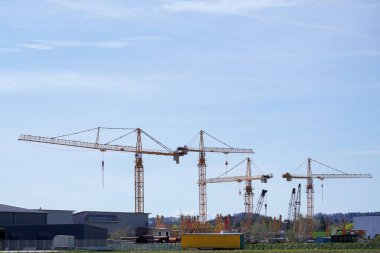 Endüstriyel tesislerin inşaatında kule vinci. İnşaat endüstrisi.