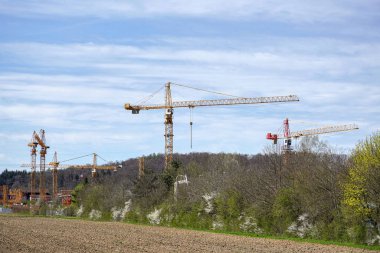 Endüstriyel tesislerin inşaatında kule vinci. İnşaat endüstrisi.