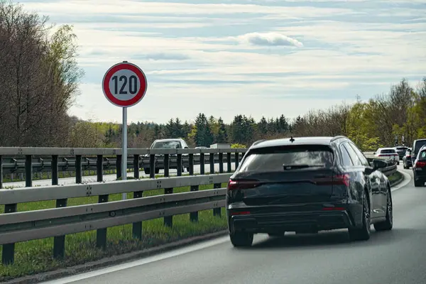 Otobanda hız sınırı 120 tabelası var. Otomotiv endüstrisi.