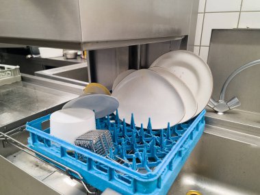 Lokantadaki bulaşık makinesinden sonra temiz tabaklar ve çatal bıçaklar..