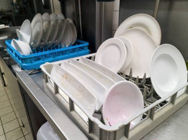 Bir restoranın mutfağında bulaşık makinesinde kirli bulaşıklar..