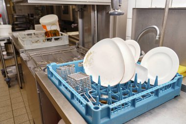Bir restoranın mutfağında bulaşık makinesinde kirli bulaşıklar..