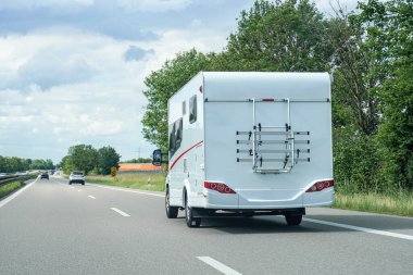 Bisiklet taşımak için arka atlı bir araç.