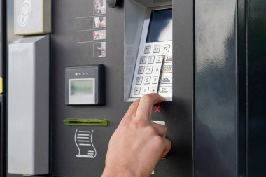 Benzin istasyonunda benzin parası ödeyen bir adam..