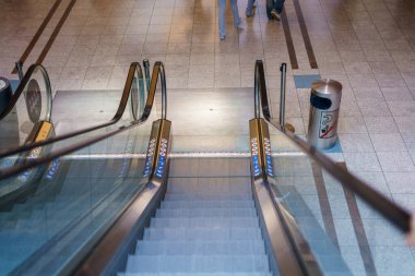 Kapalı bir alışveriş merkezinde boş yürüyen merdiven..