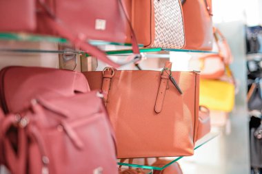Yeni koleksiyondaki kırmızı deri kadın moda çantaları bir alışveriş merkezinde satılıyor..