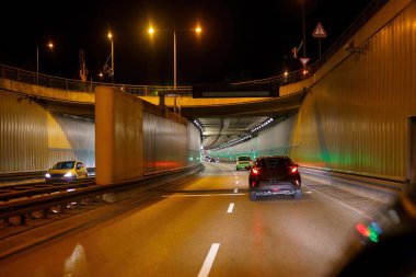 Gece kentinde, tünelin önündeki yola giriş..