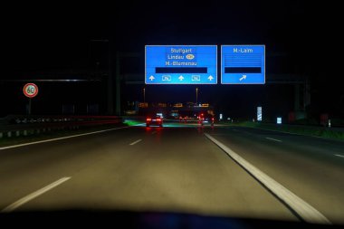 Gece otoyolda giderken, arabanın manzarası....