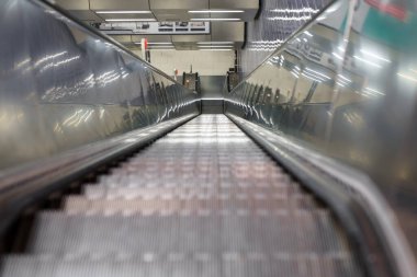 Boş bir metronun elektrikli merdiven yürüyen merdiveni..