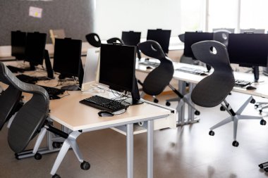 Tatillerde bir eğitim kurumunda bilgisayar bilimi dersi.