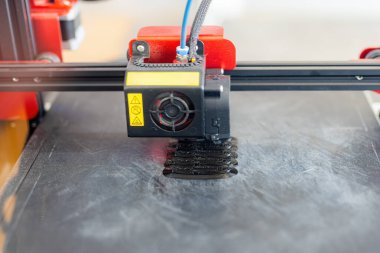 3D yazıcı elektronik operatör kontrolü kullanarak plastik parçalar üretiyor.